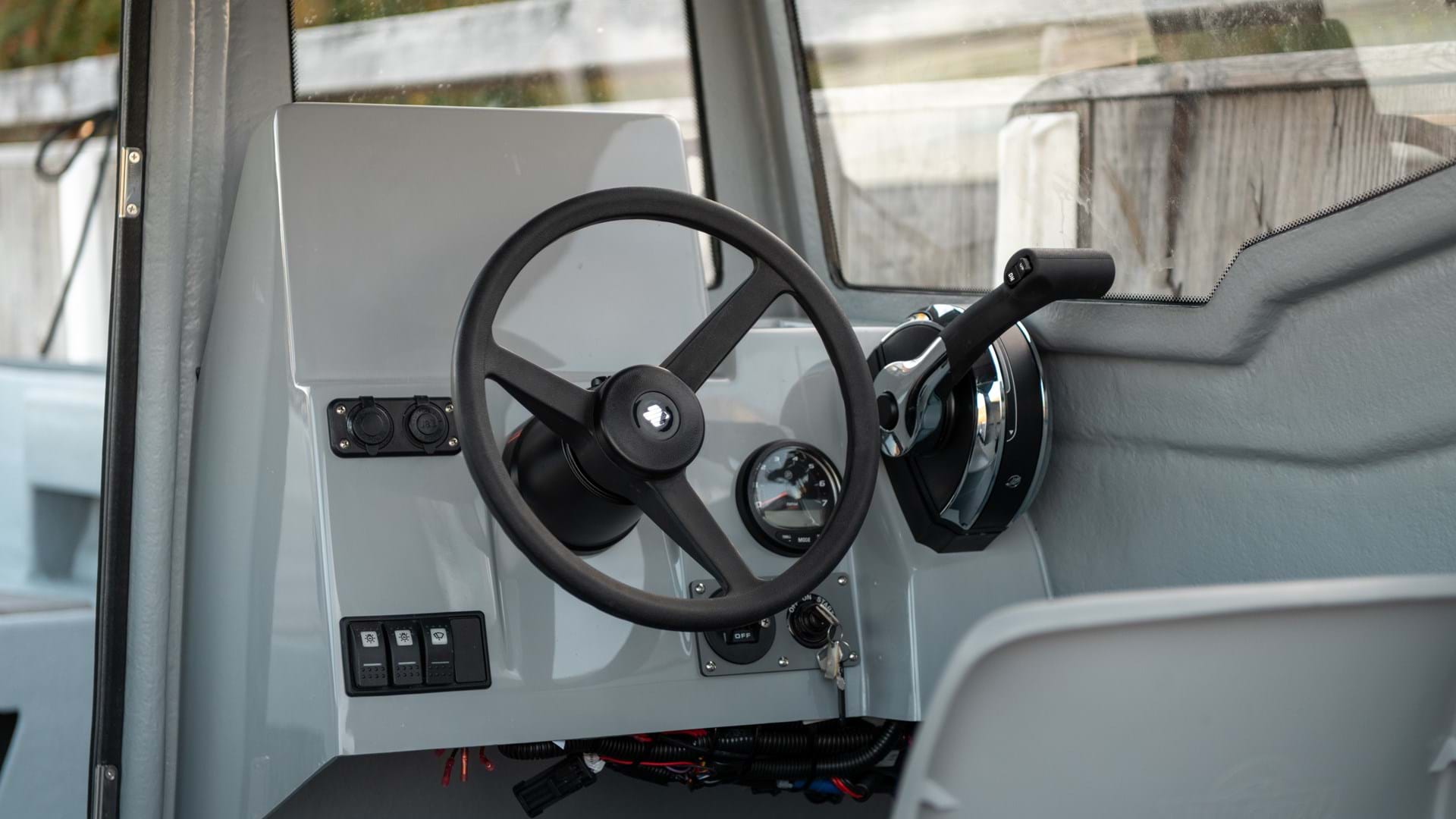 Sting 600 Pro HT Details Cockpit Steering Wheel